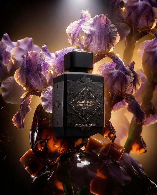 Lattafa Badee Al Oud Black Exposed eau de parfum 100 ml, flacon noir parmi iris et caramel