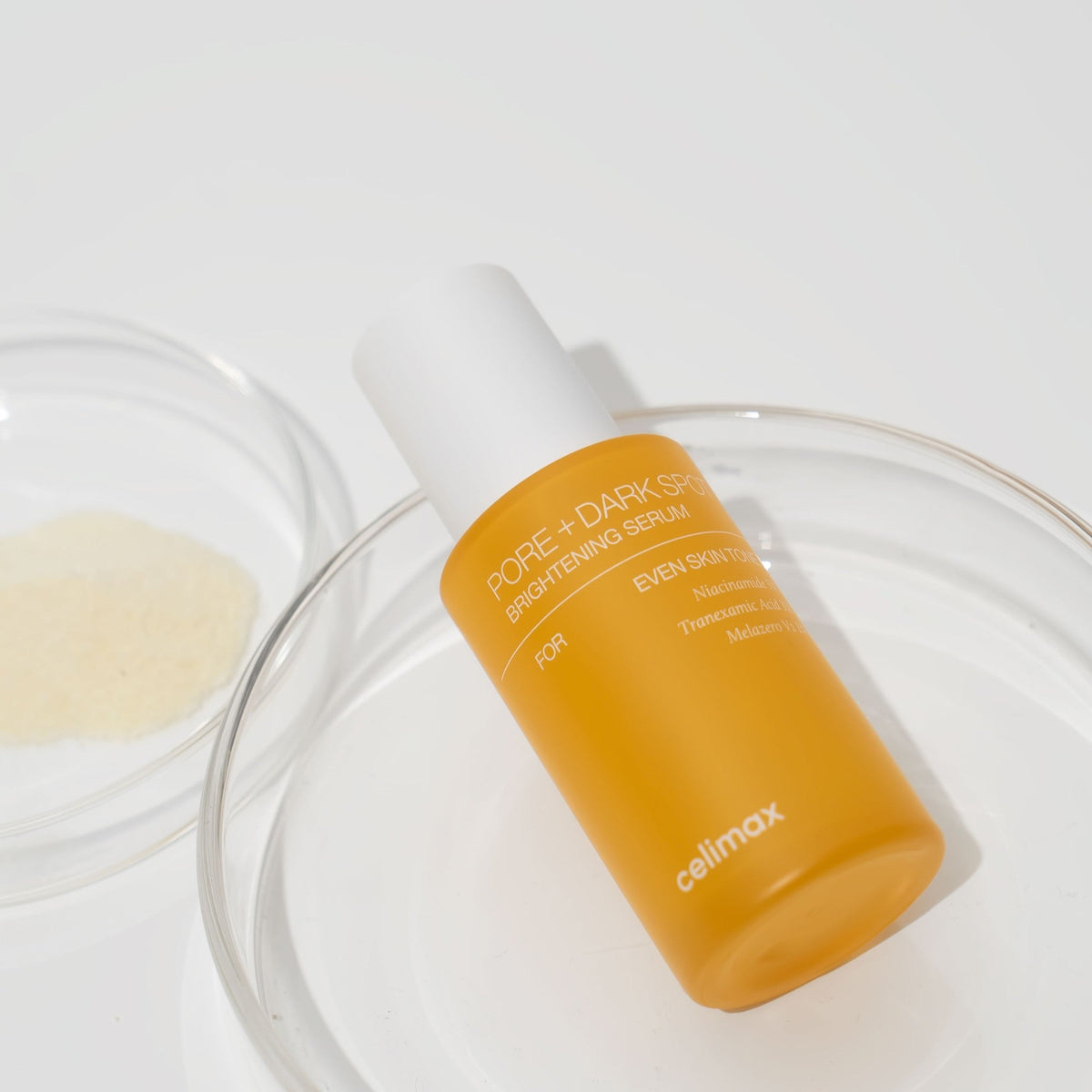 Texture lactée du sérum anti-taches Celimax déposée sur la main