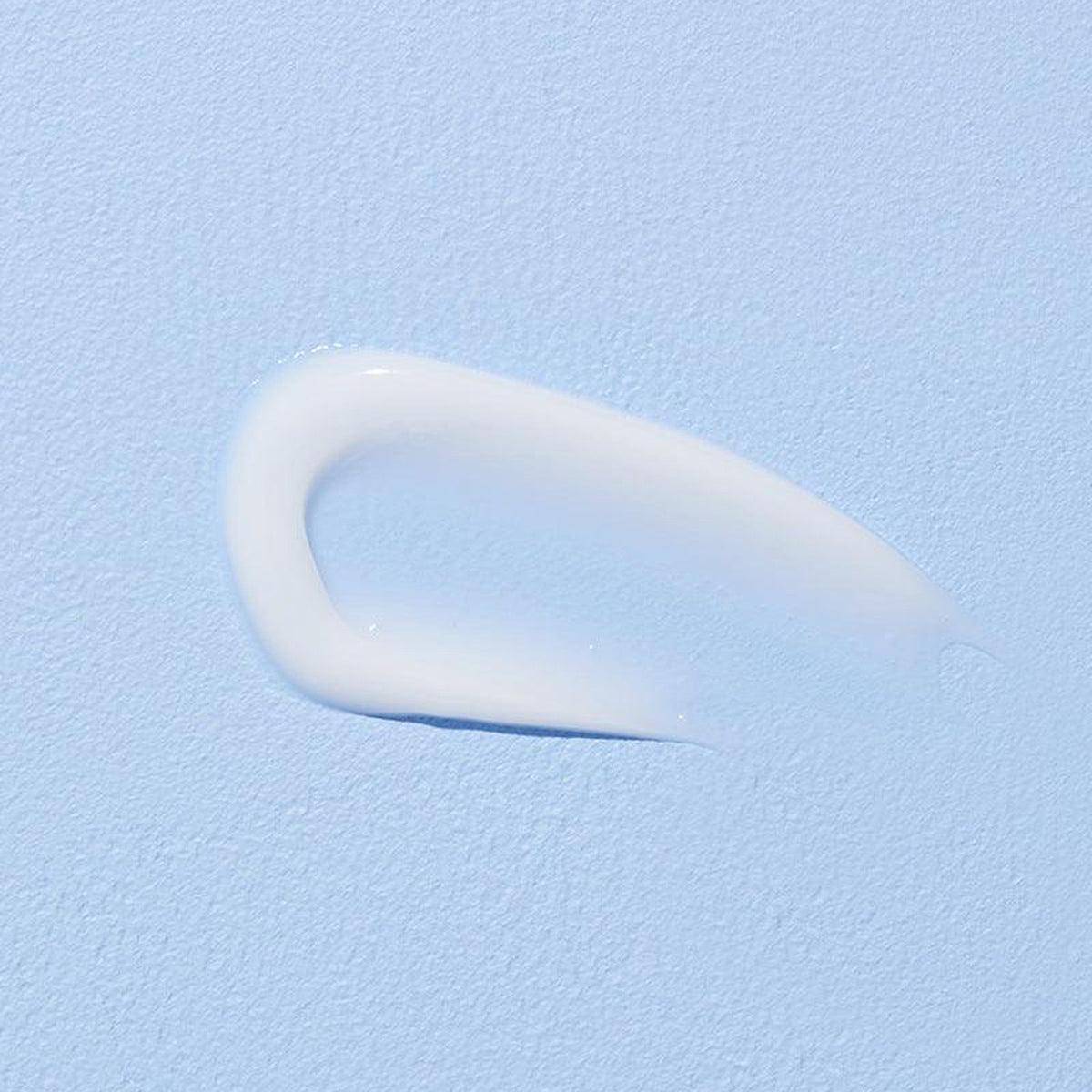 Texture fondante de la crème à l'acide hyaluronique COSRX sur la peau