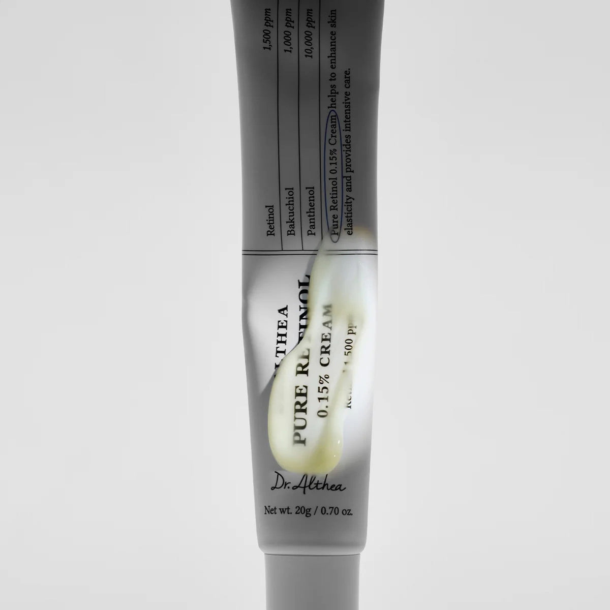 Texture légère de la crème au rétinol Dr. Althea sur le doigt