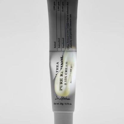 Texture légère de la crème au rétinol Dr. Althea sur le doigt