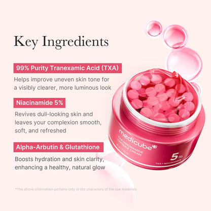 Texture de la crème en capsules Medicube mélangée au gel, gros plan